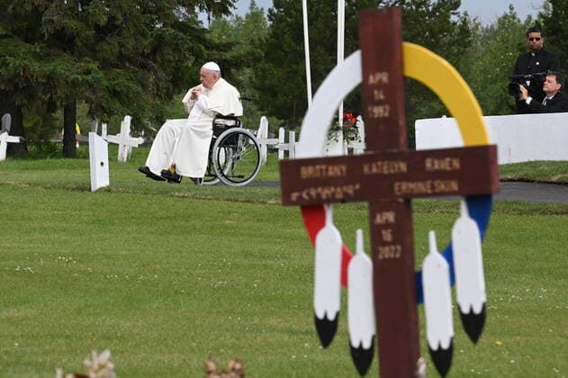 News Bilder des Tages July 25, 2022, Edmonton, Canada: Pope Francis meets the indigenous peoples for a silent prayer at the Maskacis cemetery, a town 100 kilometers south of Edmonton (Canada), 25 July 2022. ANSA Edmonton Canada - ZUMAa110 20220725_zaf_a110_001 Copyright: xCiroxFuscox