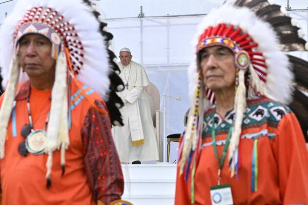 July 25, 2022, Edmonton, Canada: This handout picture made available by Vatican Media Press Office shows Pope Francis meets indigenous people for a silent prayer at the Maskacis cemetery, a town 100 kilometers south of Edmonton, Canada, 25 July 2022. The five-days visit is the first papal visit to Canada in 20 years. ANSA Vatican Media Press Office handout Edmonton Canada - ZUMAa110 20220725_zaf_a110_003 Copyright: xVaticanxMediaxPressxOfficexHandox