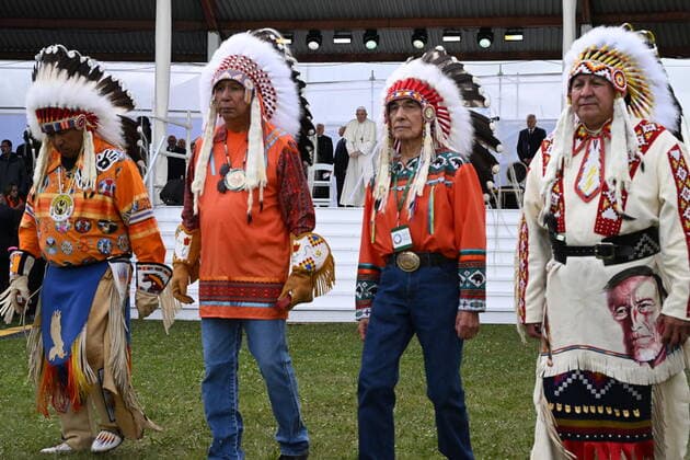 July 25, 2022, Edmonton, Canada: This handout picture made available by Vatican Media Press Office shows Pope Francis meets indigenous people for a silent prayer at the Maskacis cemetery, a town 100 kilometers south of Edmonton, Canada, 25 July 2022. The five-days visit is the first papal visit to Canada in 20 years. ANSA Vatican Media Press Office handout Edmonton Canada - ZUMAa110 20220725_zaf_a110_005 Copyright: xVaticanxMediaxPressxOfficexHandox