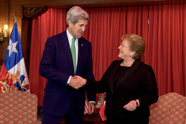 U.S. Secretary of State John Kerry shakes hands with Chilean President Michelle Bachelet before their bilateral meeting at the at the Cerro Castillo Presidential House in Valparaiso, Chile, on October 5, 2015. Copyright: xpiemagsx deptofstpie23052022-12341 !ACHTUNG AUFNAHMEDATUM GESCHÄTZT!