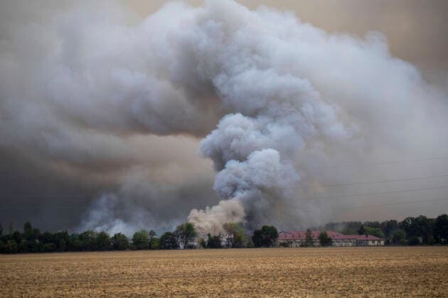 Bilder des Jahres 2022, News 07 Juli News Themen der Woche KW 30 ID 627 Dramatische Szenen spielten sich am Montagabend im südbrandenburgischen Kölsa und deren Umgebung ab. Ein 12 Hektar großer Waldbrand entwickelte sich zu einer Katastrophe. Durch eine Unwetterfront, die in der Region kein Regen brachte, sondern viel Wind, mussten Kameraden vor dem Feuer flüchten. Ein regelrechter Feuersturm schoss aus den Wäldern. Wie der Kreisbrandmeister Landkreis Nordsachsen berichtete, blieb nur die Flucht. Der Feuersturm schoss aus dem Wald und Griff auf weitere Vegetationsbestände außerhalb des Waldes über. Auch ein großer Agrarbetrieb fing Feuer. Die Kameraden haben den Brand auch Stunden nach dem Sturm nicht unter Kontrolle. Überall brennen noch die Wälder. Bauern schaffen tausende Liter an Löschwa