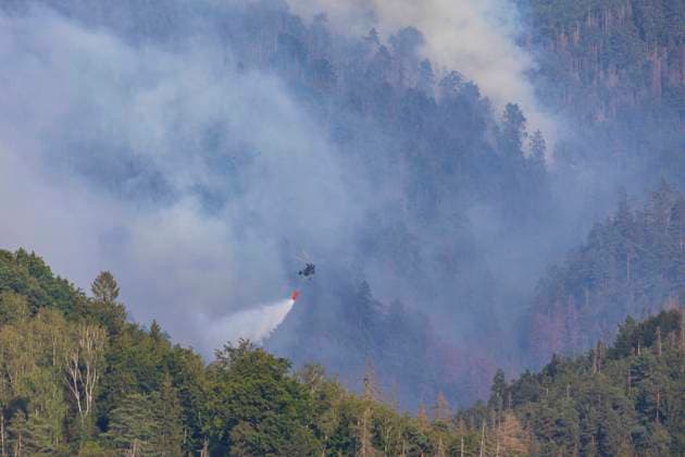 Waldbrand Am 24.7.2022, brach in der Böhmischen Schweiz im Gebiet in der Nähe von Hrensko, Kamnitzklamm und des Prebischtors ein Waldbrand aus. Mittlerweile ist die Brandfläche auf 10 Hektar angewachsen und es wurde auch im deutschen Teil, Katastrophenalarm ausgelöst. Hunderte Löschkräfte werden von mehreren Helikoptern und einem Löschflugzeug auf beiden Seiter der Grenze unterstüzt. Die Rauchschwaden haben nicht nur nahe Orte eingehüllt, sondern das gesamte Dresdner Elbtal ist voller Qualm gelaufen. Reinhardtsdorf-Schöna Sachsen GERMANY *** Forest fire On 24 7 2022, a forest fire broke out in Bohemian Switzerland in the area near Hrensko, Kamnitzklamm and the Prebisch Gate Meanwhile, the fire area has grown to 10 hectares and i