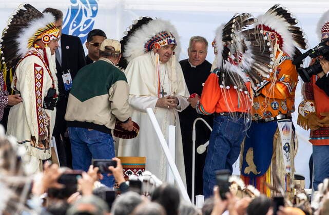 July 25, 2022, MASKWACIS, ON, CANADA: Pope Francis receives a traditional headdress after apologizing for the Roman Catholic ChurchöÄÃ s role in the residential school system, in Maskwacis, Alta. during his papal visit across Canada on Monday, July 25, 2022. MASKWACIS CANADA  - ZUMAc35_ 20220725_zaf_c35_045 Copyright: xJasonxFransonx