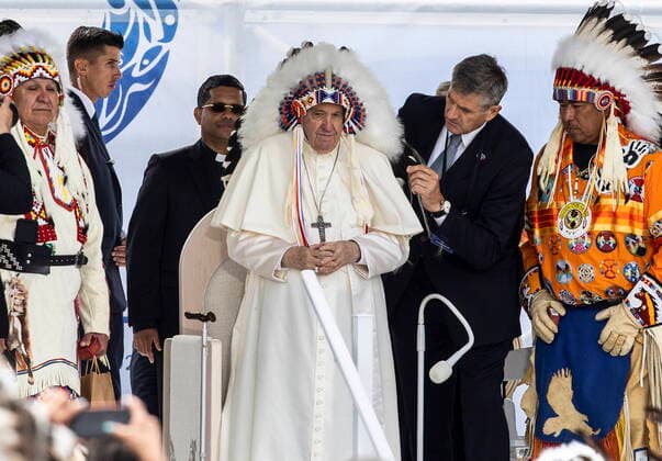 Bilder des Jahres 2022, News 07 Juli News Themen der Woche KW 30 News Bilder des Tages July 25, 2022, MASKWACIS, ON, CANADA: Pope Francis receives a traditional headdress after apologizing for the Roman Catholic ChurchöÄÃ s role in the residential school system, in Maskwacis, Alta., during his papal visit across Canada on Monday, July 25, 2022. MASKWACIS CANADA  - ZUMAc35_ 20220725_zaf_c35_047 Copyright: xJasonxFransonx
