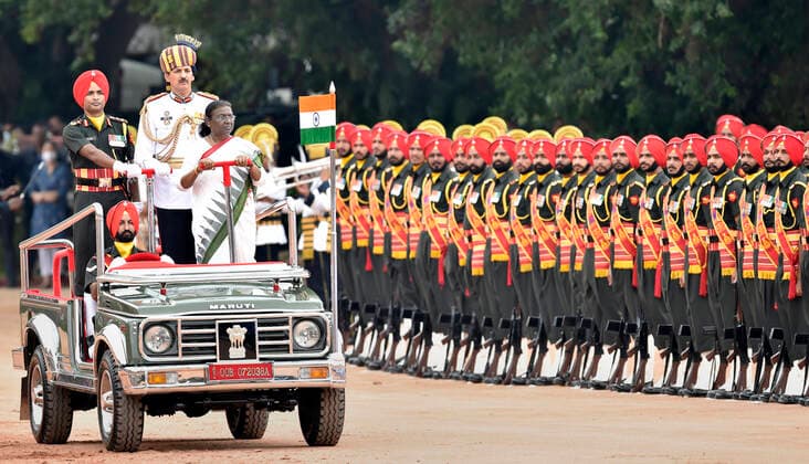 News Themen der Woche KW 30 News Bilder des Tages NEW DELHI, INDIA - JULY 25: President Droupadi Murmu inspects the guard of honour at Rashtrapati Bhavan forecourt on July 25, 2022 in New Delhi, India. Droupadi Murmu took oath to become the country?s first tribal and also the youngest president on Monday. The oath was administered by the Chief Justice of India NV Ramana and was followed by a 21-gun salute. The president then addressed the nation. (Photo by Ajay Aggarwal Hindustan Times) President Droupadi Murmu Inspects The Guard Of Honour At Rashtrapati Bhavan After Taking Oath