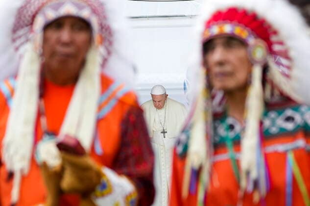 News Bilder des Tages July 25, 2022, MASKWACIS, AB, CANADA: Pope Francis bows his head behind Indigenous chiefs preparing to perform a traditional dance at a ceremony during his papal visit across Canada in Maskwacis, Alta., on Monday, July 25, 2022. MASKWACIS CANADA  - ZUMAc35_ 20220725_zaf_c35_060 Copyright: xNathanxDenettex