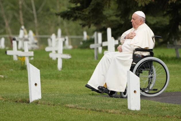 July 25, 2022, MASKWACIS, AB, CANADA: Pope Francis prays at a gravesite at the Ermineskin Cree Nation Cemetery in Maskwacis, Alta., during his papal visit across Canada on Monday, July 25, 2022. MASKWACIS CANADA  - ZUMAc35_ 20220725_zaf_c35_062 Copyright: xNathanxDenettex