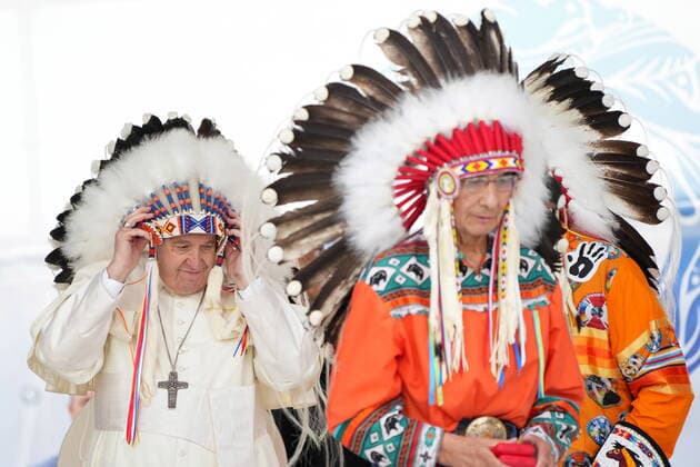 July 25, 2022, MASKWACIS, AB, CANADA: Pope Francis adjusts a traditional headdress he was given after his apology to Indigenous people during a ceremony in Maskwacis, Alta., as part of his papal visit across Canada on Monday, July 25, 2022. MASKWACIS CANADA  - ZUMAc35_ 20220725_zaf_c35_071 Copyright: xNathanxDenettex