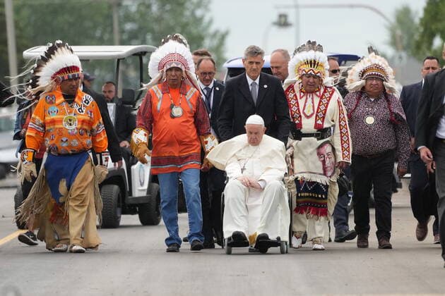 July 25, 2022, MASKWACIS, AB, CANADA: Pope Francis is shown with Indigenous chiefs at the Ermineskin Cree Nation Cemetery in Maskwacis, Alta., during his papal visit across Canada on Monday, July 25, 2022. MASKWACIS CANADA  - ZUMAc35_ 20220725_zaf_c35_088 Copyright: xNathanxDenettex