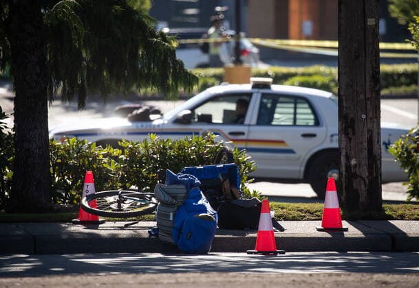 News Bilder des Tages July 25, 2022, LANGLEY, BC, CANADA: A bike and person s belongings are seen on the sidewalk behind police tape at the scene of a shooting, in Langley, B.C., on Monday, July 25, 2022. A suspect is in custody after several people were shot in the Metro Vancouver city of Langley, RCMP said. Police issued a blaring cellphone alert at about 6:20 Monday morning, saying they were at the scenes of several shootings involving transient victims. LANGLEY CANADA - ZUMAc35_ 20220725_zaf_c35_111 Copyright: xDarrylxDyckx