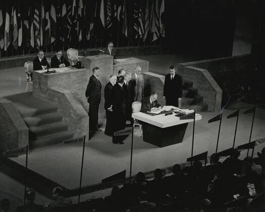 Fourty-nine nations signed the Treaty of Peace with Japan in San Francisco on September 8, 1951. The treaty officially ended World War II and set the terms of peace with Japan. Copyright: xpiemagsx deptofstpie23052022-34463 !ACHTUNG AUFNAHMEDATUM GESCHÄTZT!