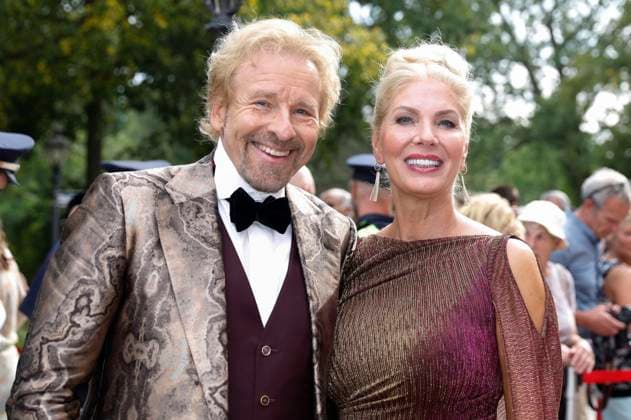 Thomas Gottschalk mit Partnerin Karina Mroß bei der Eröffnung der Richard-Wagner-Festspiele 2022 mit der Neuinszenierung von Richard Wagners Tristan und Isolde im Bayreuther Festspielhaus. Bayreuth, 25.07.2022 *** Thomas Gottschalk with partner Karina Mroß at the opening of the Richard Wagner Festival 2022 with the new production of Richard Wagners Tristan und Isolde at the Bayreuth Festspielhaus Bayreuth, 25 07 2022 Foto:xR.xSchmiegeltx xFuturexImage