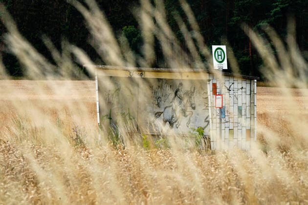 IMAGO Creative: Gesellschaft, Mobilität auf dem Land Uckermark GER, Deutschland, 20220725,Uckermark, Bushaltestelle, an einer landstrasse, Wittstock *** Uckermark GER, Germany, 20220725,Uckermark, bus stop, at a country road, Wittstock