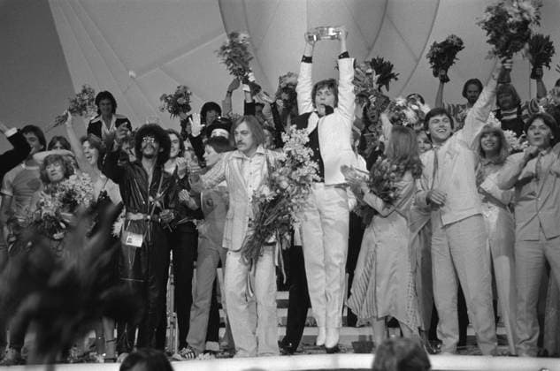Anefo photo collection. Eurovision Song Contest 1980 (The Hague); Winner Johnny Logan in the flowers. April 19, 1980. The Hague, South Holland Copyright: xpiemagsx pienatarchpart417102021-33263 !ACHTUNG AUFNAHMEDATUM GESCHÄTZT!