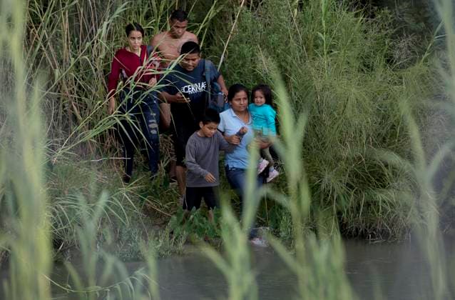 USA, Migranten aus Mittelamerika am Rio Grande in Eagle Pass, Texas (220726) -- HOUSTON, July 26, 2022 -- Migrants prepare to cross the Rio Grande in Eagle Pass, Texas, the United States on July 25, 2022. (Photo by Xinhua) U.S.-TEXAS-BORDER-MIGRANTS NickxWagner 