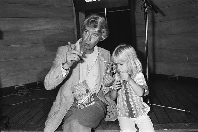 Anefo photo collection. Rudi Carrell presented his book My bike back in Amsterdam; Rudi Carrell with book and daughter Alexandra. September 25, 1980. Amsterdam, Noord-Holland Copyright: xpiemagsx pienatarchpart417102021-35483 !ACHTUNG AUFNAHMEDATUM GESCHÄTZT!
