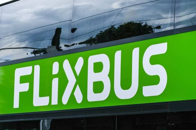 Düsseldorf 26.07.2022 Flixbus Reiseunternehmen Bahn-Alternative Fernbus Verkehrswende Fernverkehr Verkehrswende Mobilitätswende Düsseldorf Nordrhein-Westfalen Deutschland *** Düsseldorf 26 07 2022 Flixbus travel company rail alternative long distance bus traffic turnaround long distance traffic turnaround mobility turnaround Düsseldorf North Rhine Westphalia Germany