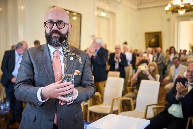 2022 07 26 16 39 39 WASSENAAR President of the Senate Jan Anthonie Bruijn hands over a statuette to the Ukrainian ambassador Maksym Kononenko Ukrainian President Volodimir Zelensky will receive the new prize, the so called Dutch Independence Award This award is an initiative of the Dutch Independence Foundation ANP PHIL NIJHUIS netherlands out belgium out  Copyright: xx x452331386x originalFilename: 452331386.jpg