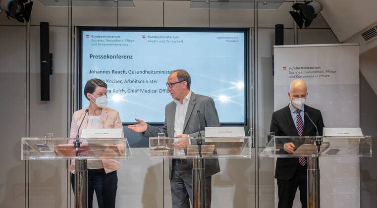 20220726 Pressekonferenz mit Gesundheitsminister und Arbeitsminister zum Thema Coronavirus WIEN, OESTERREICH - 26. JULI: Generaldirektorin für die oeffentliche Gesundheit Katharina Reich, Sozialminister Johannes Rauch (Gruene) und Minister fuer Digitalisierung und Wirtschaftsstandort Martin Kocher (parteifrei) bei einer Pressekonferenz zum Thema Coronavirus. Thematiken: Risikogruppen durch Impfen und Medikamente, Entscheidung Absonderung oder Verkehrsbeschraenkung, Praesentation Variantenmanagementplan und Schutz von Risikogruppen am Arbeitsplatz - im Sozialministerium am 26. Juli 2022 in Wien, Oesterreich. 220726_SEPA_32_014 Copyright: xMartinxJuenx SEPAxMedia