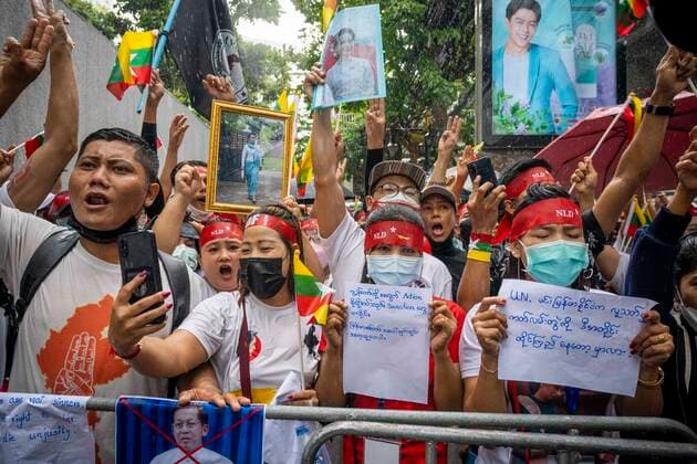 News Bilder des Tages July 26, 2022, Bangkok, Thailand: Hundreds of Myanmar citizens in Thailand gathered at the Burmese embassy in the capital Bangkok to protest the execution of 4 pro-democracy figures by the Myanmar government. Myanmar has been in a conflict and civil war since the ruling military junta seized power with a coup on February 1st, 2021, overturning a landslide election in favor of their opposition. Many leading pro-democracy figures, most notably Aung Sang Suu Kyi, have been detained and charged with a litany of offenses in an effort to stifle the pro-democracy opposition. Bangkok Thailand - ZUMAt128 20220726_zap_t128_002 Copyright: xAdryelxTalamantesx