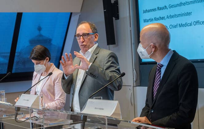 20220726 Pressekonferenz mit Gesundheitsminister und Arbeitsminister zum Thema Coronavirus WIEN, OESTERREICH - 26. JULI: Generaldirektorin für die oeffentliche Gesundheit Katharina Reich, Sozialminister Johannes Rauch (Gruene) und Minister fuer Digitalisierung und Wirtschaftsstandort Martin Kocher (parteifrei) bei einer Pressekonferenz zum Thema Coronavirus. Thematiken: Risikogruppen durch Impfen und Medikamente, Entscheidung Absonderung oder Verkehrsbeschraenkung, Praesentation Variantenmanagementplan und Schutz von Risikogruppen am Arbeitsplatz - im Sozialministerium am 26. Juli 2022 in Wien, Oesterreich. 220726_SEPA_32_017 Copyright: xMartinxJuenx SEPAxMedia