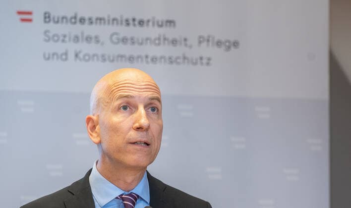 20220726 Pressekonferenz mit Gesundheitsminister und Arbeitsminister zum Thema Coronavirus WIEN, OESTERREICH - 26. JULI: Minister fuer Digitalisierung und Wirtschaftsstandort Martin Kocher (parteifrei) bei einer Pressekonferenz zum Thema Coronavirus. Thematiken: Risikogruppen durch Impfen und Medikamente, Entscheidung Absonderung oder Verkehrsbeschraenkung, Praesentation Variantenmanagementplan und Schutz von Risikogruppen am Arbeitsplatz - im Sozialministerium am 26. Juli 2022 in Wien, Oesterreich. 220726_SEPA_32_019 Copyright: xMartinxJuenx SEPAxMedia