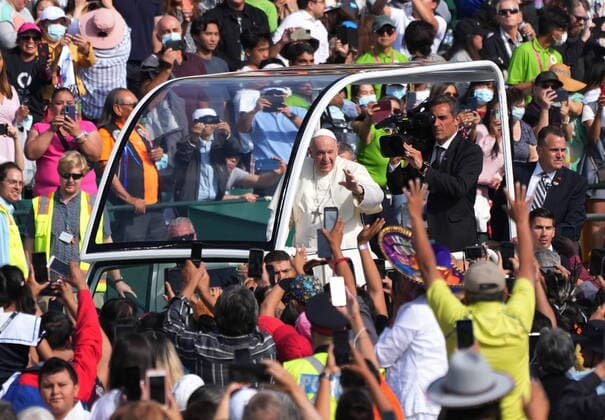 News Themen der Woche KW 30 News Bilder des Tages July 26, 2022, Edmonton, AB, CANADA: Pope Francis arrives at Commonwealth Stadium in Edmonton, Tuesday, July 26, 2022, to take part in a public mass. Edmonton CANADA  - ZUMAc35_ 20220726_zaf_c35_004 Copyright: xNathanxDenettex