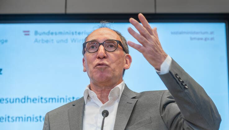 20220726 Pressekonferenz mit Gesundheitsminister und Arbeitsminister zum Thema Coronavirus WIEN, OESTERREICH - 26. JULI: Sozialminister Johannes Rauch (Gruene) bei einer Pressekonferenz zum Thema Coronavirus. Thematiken: Risikogruppen durch Impfen und Medikamente, Entscheidung Absonderung oder Verkehrsbeschraenkung, Praesentation Variantenmanagementplan und Schutz von Risikogruppen am Arbeitsplatz - im Sozialministerium am 26. Juli 2022 in Wien, Oesterreich. 220726_SEPA_32_031 Copyright: xMartinxJuenx SEPAxMedia