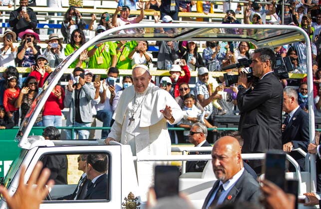 July 26, 2022, EDMONTON, ON, CANADA: People gather to get a close look as Pope Francis arrives for mass in Edmonton, during his Papal visit across Canada on Tuesday July 26, 2022. Pope Francis apologized to the Indigenous communities for the Roman Catholic Church s role in the residential school system. EDMONTON CANADA  - ZUMAc35_ 20220726_zaf_c35_009 Copyright: xJasonxFransonx
