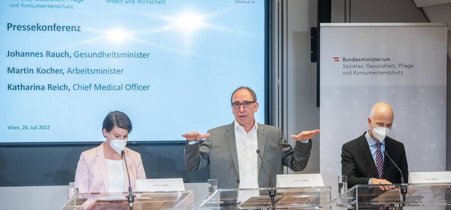 20220726 Pressekonferenz mit Gesundheitsminister und Arbeitsminister zum Thema Coronavirus WIEN, OESTERREICH - 26. JULI: Generaldirektorin für die oeffentliche Gesundheit Katharina Reich, Sozialminister Johannes Rauch (Gruene) und Minister fuer Digitalisierung und Wirtschaftsstandort Martin Kocher (parteifrei) bei einer Pressekonferenz zum Thema Coronavirus. Thematiken: Risikogruppen durch Impfen und Medikamente, Entscheidung Absonderung oder Verkehrsbeschraenkung, Praesentation Variantenmanagementplan und Schutz von Risikogruppen am Arbeitsplatz - im Sozialministerium am 26. Juli 2022 in Wien, Oesterreich. 220726_SEPA_32_036 Copyright: xMartinxJuenx SEPAxMedia