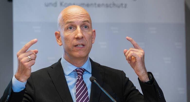 20220726 Pressekonferenz mit Gesundheitsminister und Arbeitsminister zum Thema Coronavirus WIEN, OESTERREICH - 26. JULI: Minister fuer Digitalisierung und Wirtschaftsstandort Martin Kocher (parteifrei) bei einer Pressekonferenz zum Thema Coronavirus. Thematiken: Risikogruppen durch Impfen und Medikamente, Entscheidung Absonderung oder Verkehrsbeschraenkung, Praesentation Variantenmanagementplan und Schutz von Risikogruppen am Arbeitsplatz - im Sozialministerium am 26. Juli 2022 in Wien, Oesterreich. 220726_SEPA_32_038 Copyright: xMartinxJuenx SEPAxMedia