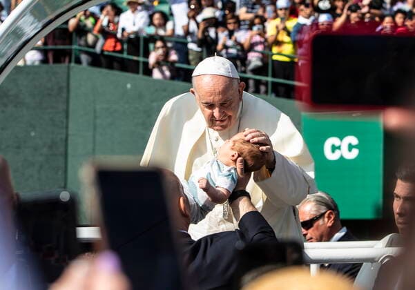 July 26, 2022, EDMONTON, ON, CANADA: Pope Francis touches a baby as he arrives for mass in Edmonton, during his papal visit across Canada on Tuesday July 26, 2022. EDMONTON CANADA  - ZUMAc35_ 20220726_zaf_c35_016 Copyright: xJasonxFransonx