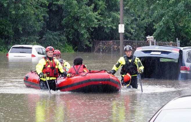 News Themen der Woche KW 30 News Bilder des Tages St. Louis firefighters bring homeowners to shore rescuing them from their homes following historic rains causing flooding on streets and houses in St. Louis on Tuesday, July 26, 2022. One fatality was reported after a driver was found in his car in 9 feet of water. Some areas in the St. Louis area received over 11 inches of water from heavy rains late Monday night and Tuesday morning.  SLP2022072604 BILLxGREENBLATT