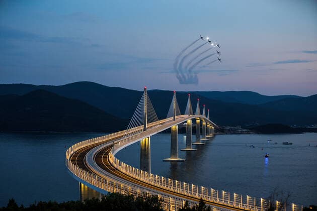 Bilder des Jahres 2022, News 07 Juli News Themen der Woche KW 30 News Bilder des Tages Wings of Storm at Peljesac Bridge The Croatian Air Force aerobatic team, Wings of Storm, perform during Peljesac Bridge Opening Ceremony in Komarna, Croatia on July 26, 2022. IgorxKralj PIXSELL