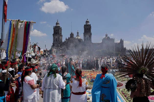 Mexiko, Feierlichkeiten zum 697. Jahrestag der Gründung von Tenochtitlan July 26, 2022, Mexico City, Mexico City, Mexico: July 26, 2022, Mexico City, Mexico: Dancers disguised with pre-hispanic dresses take part during a traditional ceremony to celebrate the 697th anniversary of the founding of Tenochtitlan, the Mexica capital, at the Mexico s Zocalo. on July 26, 2022 in Mexico City, Mexico. Mexico City Mexico - ZUMAe321 20220726_zia_e321_040 Copyright: xGerardoxVieyra xEyepixxGroupx