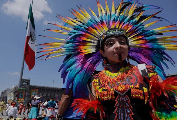 Mexiko, Feierlichkeiten zum 697. Jahrestag der Gründung von Tenochtitlan July 26, 2022, Mexico City, Mexico City, Mexico: July 26, 2022, Mexico City, Mexico: Dancers disguised with pre-hispanic dresses take part during a traditional ceremony to celebrate the 697th anniversary of the founding of Tenochtitlan, the Mexica capital, at the Mexico s Zocalo. on July 26, 2022 in Mexico City, Mexico. Mexico City Mexico - ZUMAe321 20220726_zia_e321_053 Copyright: xGerardoxVieyra xEyepixxGroupx