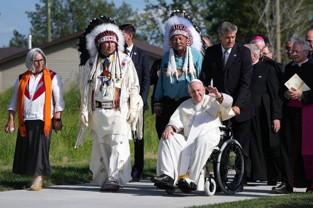 Kanada, Papst Franziskus besucht See Lac Sainte Anne July 25, 2022, Lac Ste. Anne, AB, CANADA: Pope Francis makes his way to the holy water to bless it as he arrives for the annual pilgrimage event in Lac Ste. Anne, Alta., on Tuesday, July 26, 2022. Lac Ste. Anne CANADA  - ZUMAc35_ 20220725_zaf_c35_172 Copyright: xNathanxDenettex