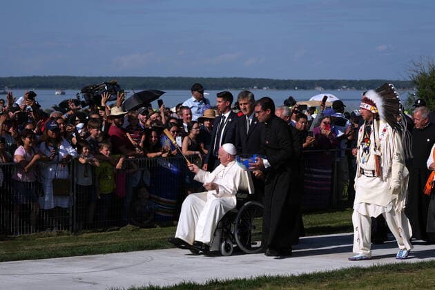 Kanada, Papst Franziskus besucht See Lac Sainte Anne July 26, 2022, Lac Ste. Anne, AB, CANADA: Pope Francis sprinkles holy water as he blesses the crowd during the annual pilgrimage event in Lac Ste. Anne, Alta. Tuesday, July 26, 2022. Lac Ste. Anne CANADA  - ZUMAc35_ 20220726_zaf_c35_044 Copyright: xNathanxDenettex