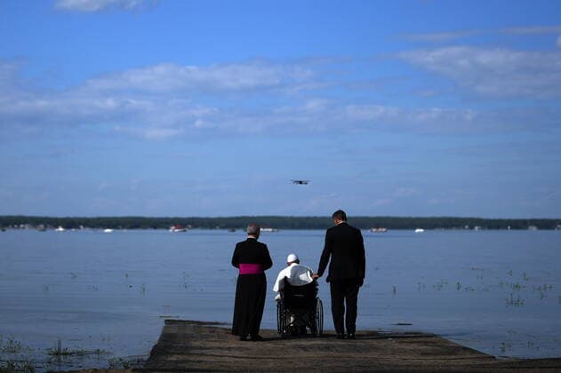 News Bilder des Tages Kanada, Papst Franziskus besucht See Lac Sainte Anne March 5, 2022, Lac Ste. Anne, AB, CANADA: Pope Francis blesses the water during the annual pilgrimage event in Lac Ste. Anne, Alta. Tuesday, July 26, 2022. Lac Ste. Anne CANADA  - ZUMAc35_ 20220305_zaf_c35_016 Copyright: xNathanxDenettex