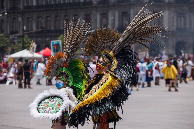 Mexiko, Feierlichkeiten zum 697. Jahrestag der Gründung von Tenochtitlan July 26, 2022, Mexico City, CDMX, Mexico: Adults, children and the elderly, dressed in colorful costumes, bells and plumes, danced in the main square of the Mexican capital to commemorate the 697th anniversary of the founding of Mexico-Tenochtitlan. The attendees also played the pre-Hispanic ball game Mexico City Mexico - ZUMAl178 20220726_znp_l178_026 Copyright: xCristianxLeyvax