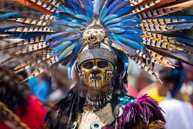 Mexiko, Feierlichkeiten zum 697. Jahrestag der Gründung von Tenochtitlan July 26, 2022, Mexico City, CDMX, Mexico: Adults, children and the elderly, dressed in colorful costumes, bells and plumes, danced in the main square of the Mexican capital to commemorate the 697th anniversary of the founding of Mexico-Tenochtitlan. The attendees also played the pre-Hispanic ball game Mexico City Mexico - ZUMAl178 20220726_znp_l178_038 Copyright: xCristianxLeyvax
