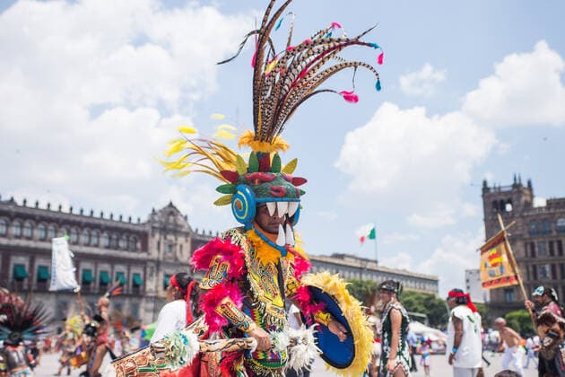Mexiko, Feierlichkeiten zum 697. Jahrestag der Gründung von Tenochtitlan July 26, 2022, Mexico City, CDMX, Mexico: Adults, children and the elderly, dressed in colorful costumes, bells and plumes, danced in the main square of the Mexican capital to commemorate the 697th anniversary of the founding of Mexico-Tenochtitlan. The attendees also played the pre-Hispanic ball game Mexico City Mexico - ZUMAl178 20220726_znp_l178_042 Copyright: xCristianxLeyvax
