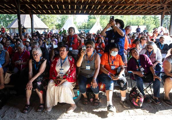 Kanada, Papst Franziskus besucht See Lac Sainte Anne July 26, 2022, Lac Ste. Anne, ON, CANADA: People gather to watch Pope Francis speak to people at Lac Ste. Anne to participate in the pilgrimage, during his Papal visit across Canada on Tuesday July 26, 2022. Lac Ste. Anne CANADA  - ZUMAc35_ 20220726_zaf_c35_055 Copyright: xJasonxFransonx