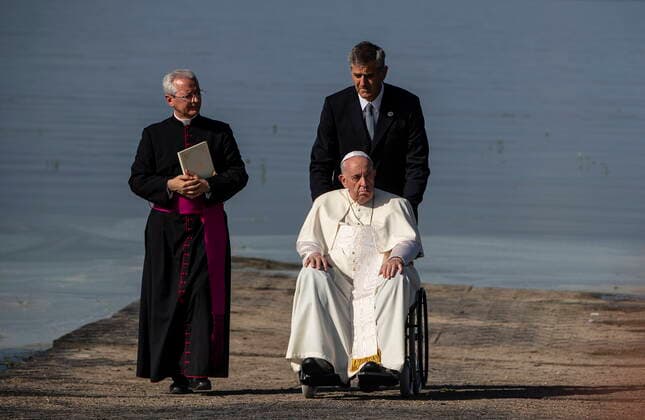 Kanada, Papst Franziskus besucht See Lac Sainte Anne July 26, 2022, Lac Ste. Anne, ON, CANADA: Pope Francis blesses the lake at Lac Ste. Anne to participate in the pilgrimage, during his Papal visit across Canada on Tuesday July 26, 2022. Lac Ste. Anne CANADA  - ZUMAc35_ 20220726_zaf_c35_058 Copyright: xJasonxFransonx