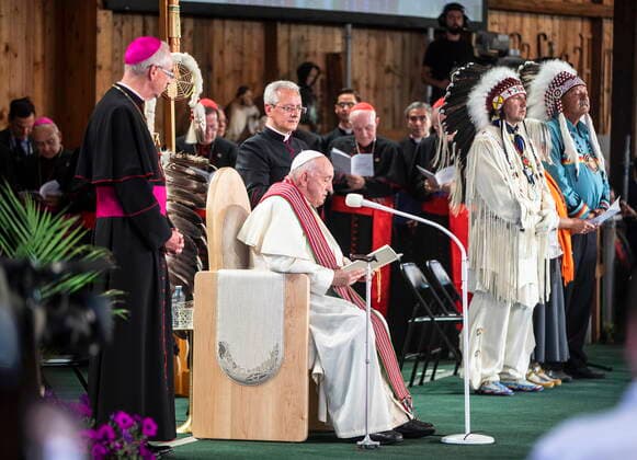 News Bilder des Tages Kanada, Papst Franziskus besucht See Lac Sainte Anne July 26, 2022, Lac Ste. Anne, ON, CANADA: Pope Francis speaks to people at Lac Ste. Anne to participate in the pilgrimage, during his Papal visit across Canada on Tuesday July 26, 2022. Lac Ste. Anne CANADA  - ZUMAc35_ 20220726_zaf_c35_059 Copyright: xJasonxFransonx