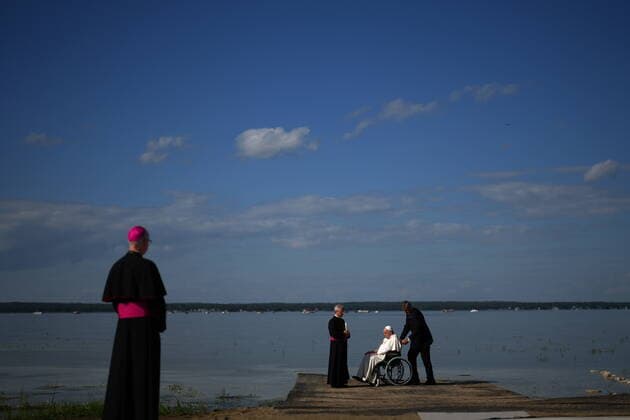 Kanada, Papst Franziskus besucht See Lac Sainte Anne March 5, 2022, Lac Ste. Anne, AB, CANADA: Pope Francis leaves the edge of the water after blessing it during the annual pilgrimage event in Lac Ste. Anne, Alta. Tuesday, July 26, 2022. Lac Ste. Anne CANADA  - ZUMAc35_ 20220305_zaf_c35_018 Copyright: xNathanxDenettex