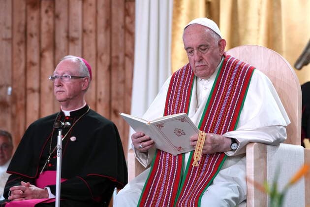 Kanada, Papst Franziskus besucht See Lac Sainte Anne July 26, 2022, Lac Ste. Anne, AB, CANADA: Pope Francis speaks to people at the annual pilgrimage event in Lac Ste. Anne, Alta. Tuesday, July 26, 2022. Lac Ste. Anne CANADA  - ZUMAc35_ 20220726_zaf_c35_065 Copyright: xNathanxDenettex