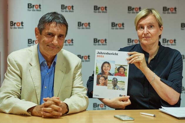 News Themen der Woche KW 30 News Bilder des Tages Politik Brot fuer die Welt Jahrespressekonferenz des evangelischen Hilfswerk Brot fuer die Welt am Mittwoch den 27. Juli 2022 in Berlin. Im Bild vlnr.: Francisco Mari, Referent fuer Welternaehrung und Agrarhandel von Brot fuer die Welt und Pfarrerin Dr. Dagmar Pruin, Praesidentin von Brot fuer die Welt 27.7.2022, Berlin *** Politics Bread for the World Annual press conference of the Protestant relief organization Bread for the World on Wednesday, July 27, 2022 in Berlin In the picture from left Francisco Mari, consultant for world food and agricultural trade of Bread for the World and Pastor Dr Dagmar Pruin, President of Bread for the World 27 7 2022, Berlin
