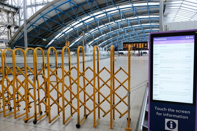 Bilder des Jahres 2022, News 07 Juli News Themen der Woche KW 30 News Bilder des Tages Waterloo station quieter than normal with only 1 in 5 services running as National Rail strike hits. Featuring: Empty Station Where: London, United Kingdom When: 27 Jul 2022 Credit: Cover Images Copyright: xx 51827952 EDITORIAL USE ONLY. NOT FOR USE BY NEWSPAPERS BASED IN THE UK.