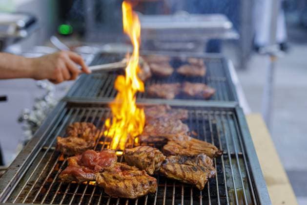 Schweinenackenkotletts verbrennen auf einem Grill. Muenchen Deutschland *** Pork neck chops burn on a grill Munich Germany Copyright: xUtexGrabowsky photothek.dex